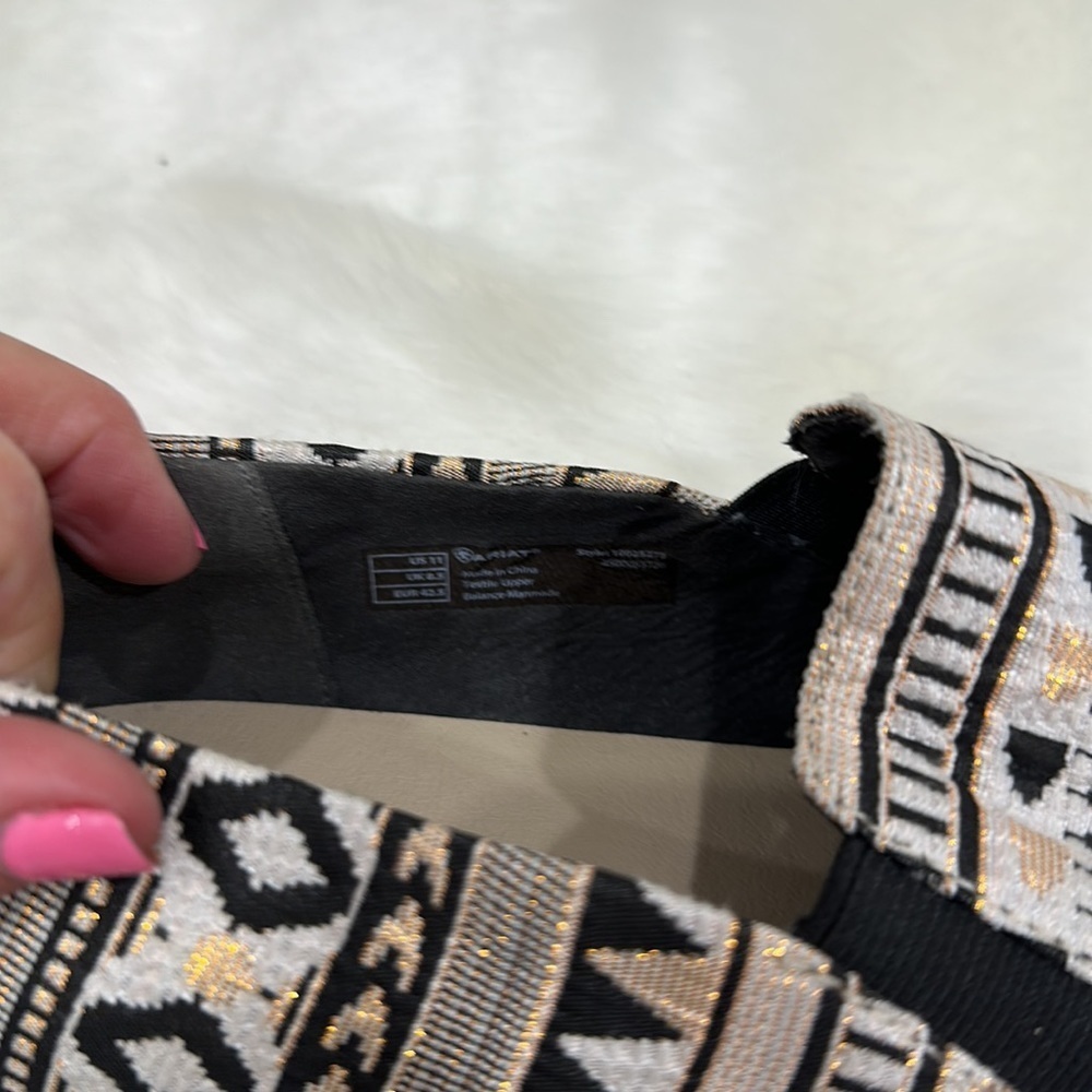 Ariat Unbridled  slip on Aztec print white, black, rose, peach size 11  B medium - Picture 14 of 14